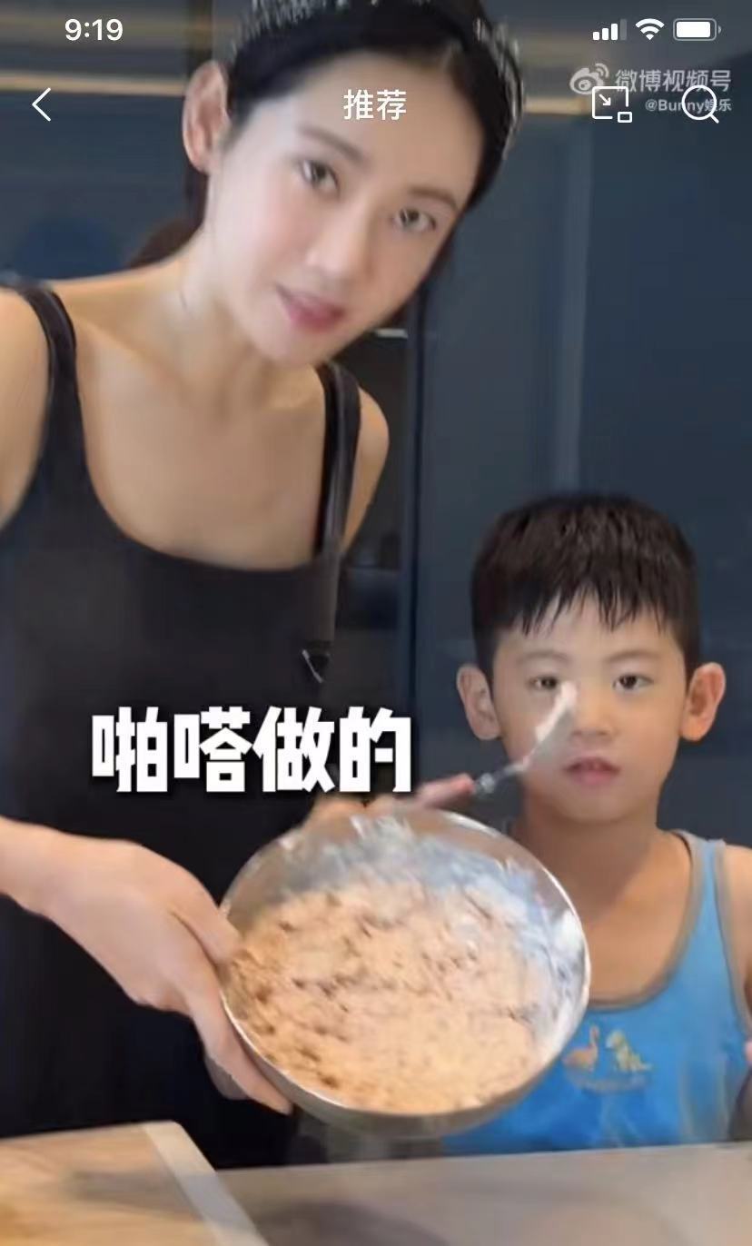 秋瓷炫带6岁儿子做紫菜包,儿子很能干,网友称大海说中文靠猜?