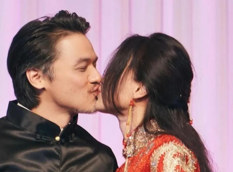 舒淇冯德伦结婚8周年补办中式婚宴,甜蜜亲吻相互表白,太羡慕了