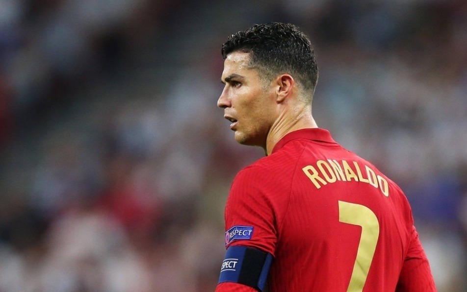 欧洲杯确认首发!c罗双响后再迎好消息,竞争对手拉胯,球迷笑了