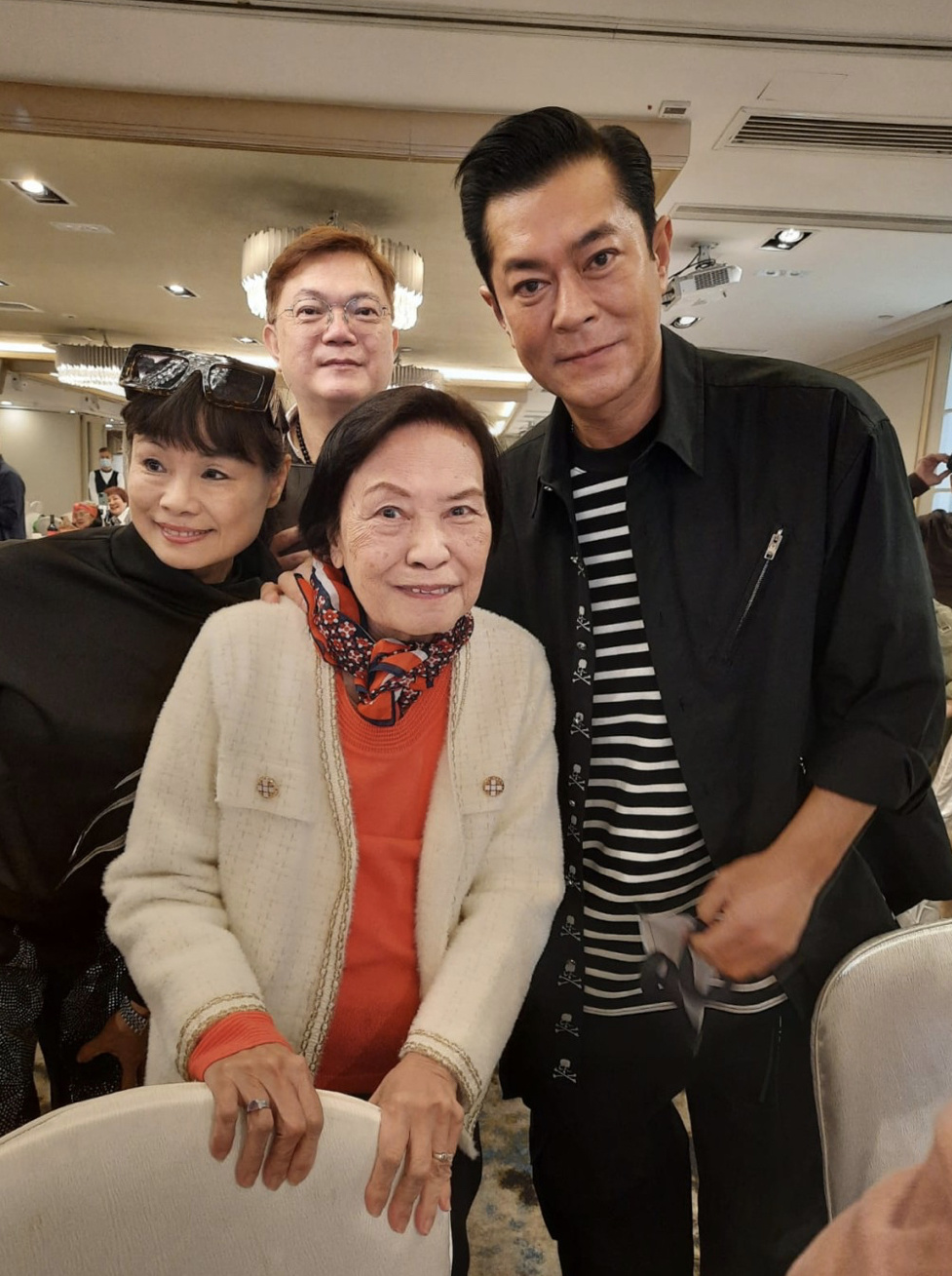 86岁老戏骨余慕莲养老院生活大公开,非常想回家:这里度日如年_腾讯