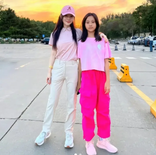 10岁甜馨云南做扎染,身高1米5,小时候被嘲丑,长大变"电影脸"_腾讯新闻