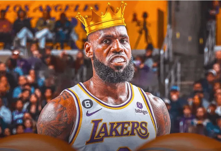 詹姆斯给自己戴上王冠,球迷:他在加载第5冠