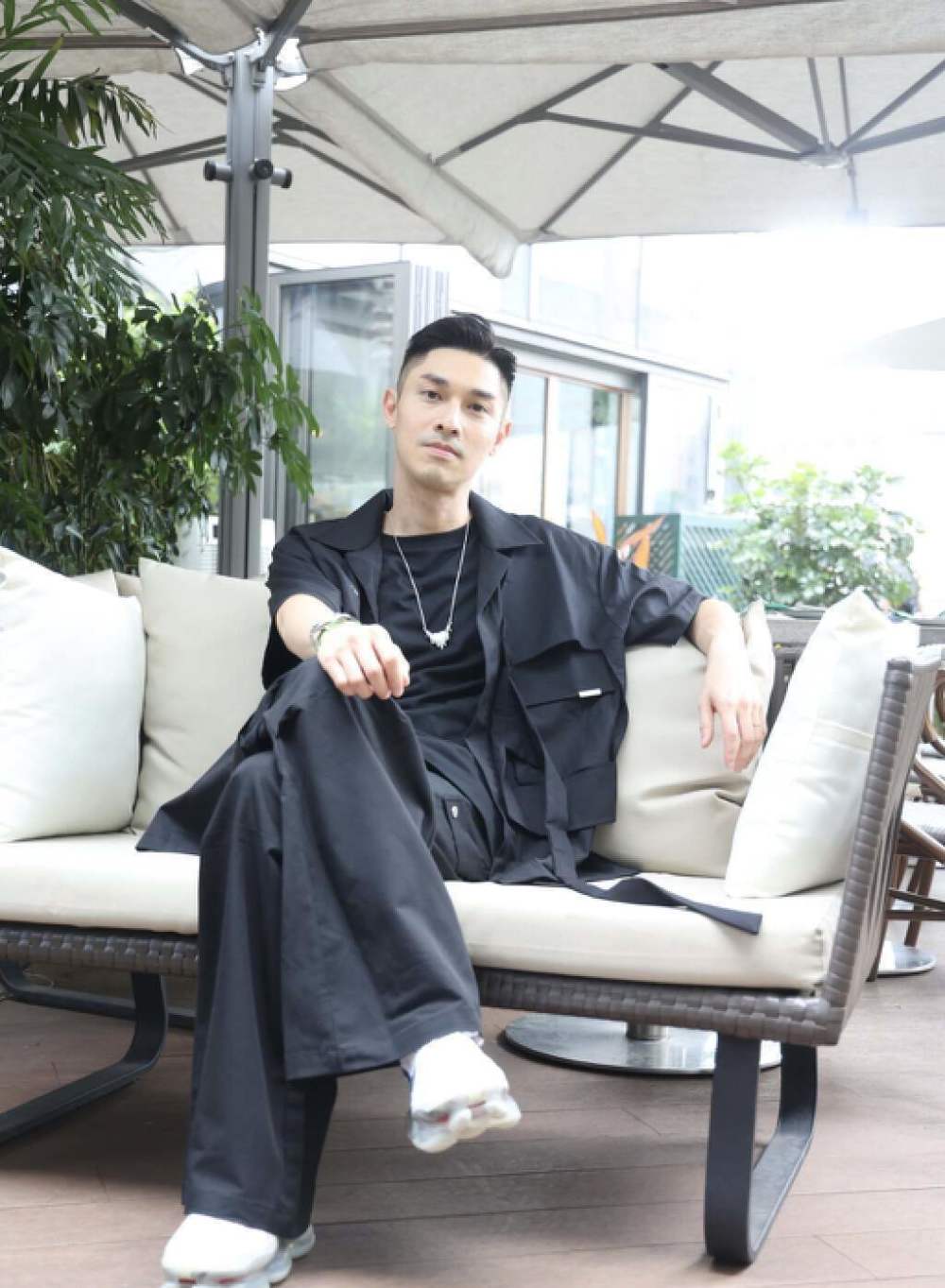 众所周知,关楚耀出道至今差不多快二十年了,初期以歌手身份与观众见面