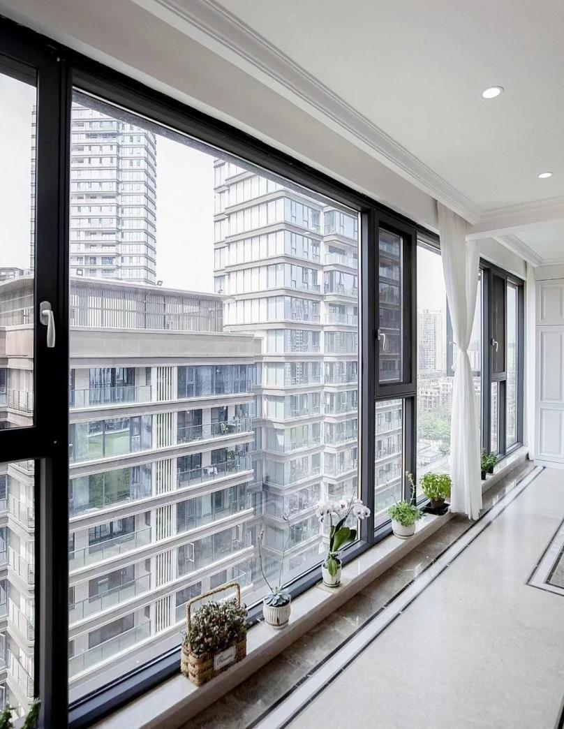 一样的阳台,不同的封窗,原来效果差别大!