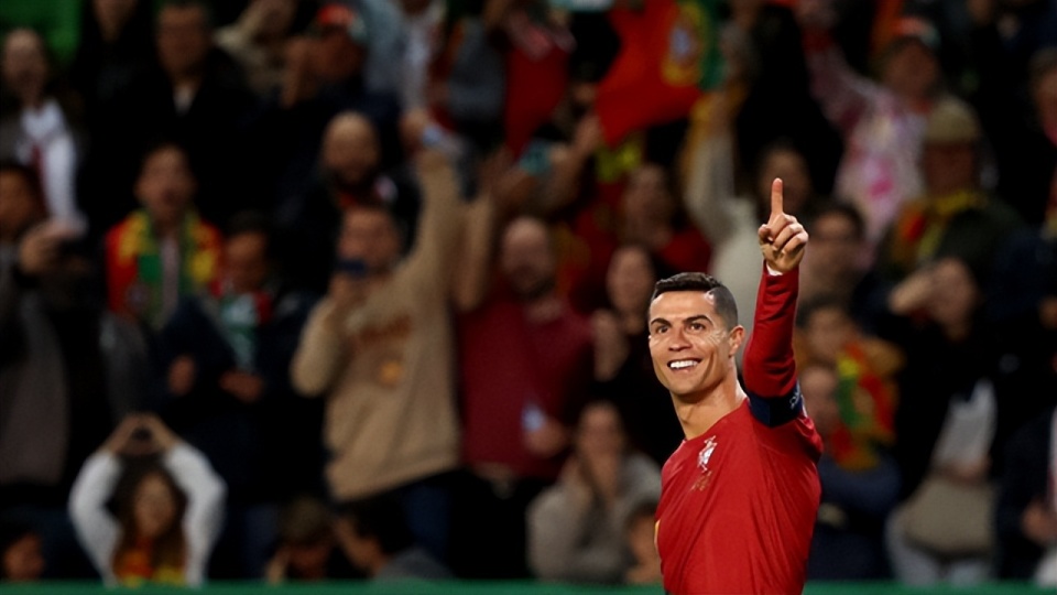 在去年率领阿根廷夺得世界杯冠军,梅西也因此成为了名副其实的球王