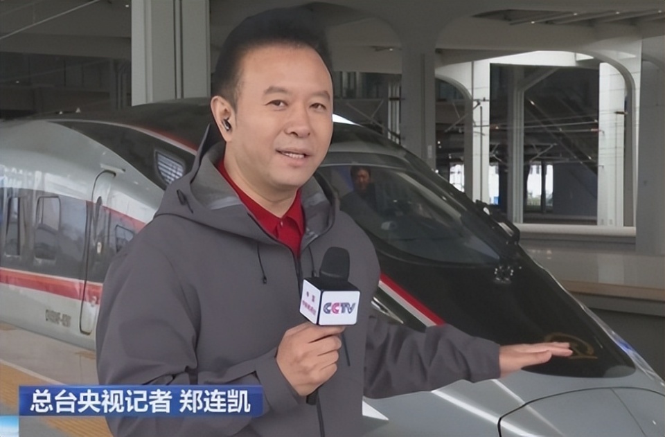 主持人大赛：评审郑连凯点评一针见血，比健康组合更敢说，网友直言想念董卿_腾讯新闻
