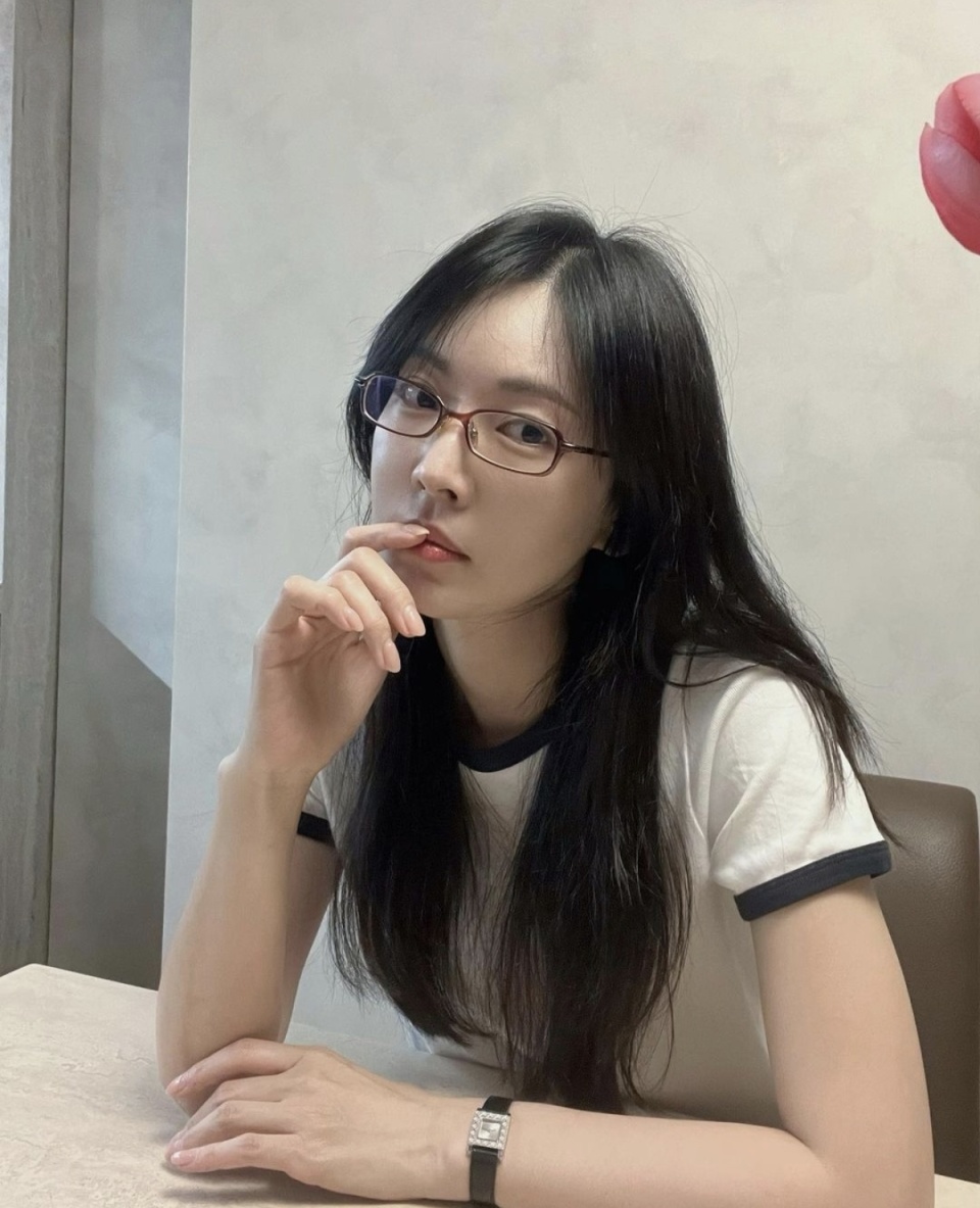 青春依旧,金素妍戴牛角框眼镜,散发文艺气息