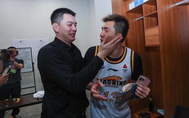 确定续约!辽篮3冠后卫留队,只用7分钟拯救杨鸣,赵继伟松一口气