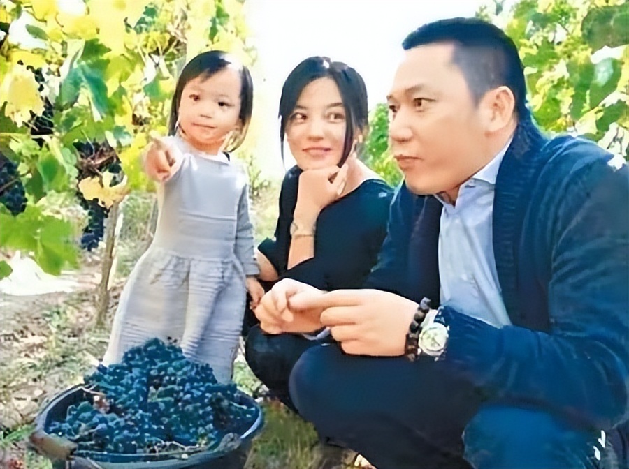 曝黄有龙父亲去世,赵薇夫妇俩均未现身,知情人透露更多细节