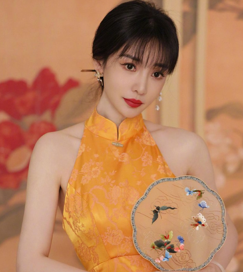 柳岩穿旗袍装执扇气质优雅 六一祝大小朋友向阳生长_腾讯新闻