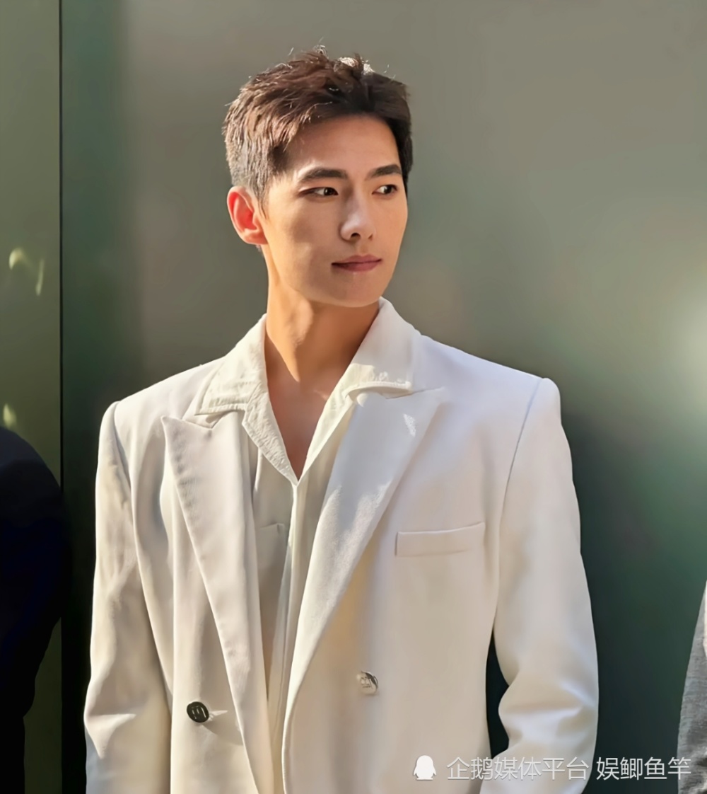 32岁杨洋全新靓照,不愧是生图王者,建模脸宛如国宝级艺术品!_腾讯新闻