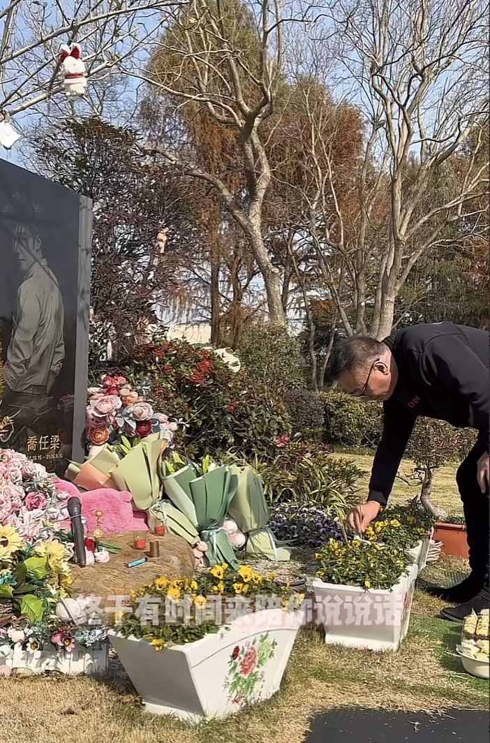 乔任梁去世6年,父亲前往墓地为儿子擦拭墓碑,神色哀伤惹人泪目