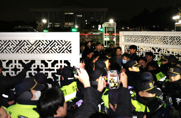 【速递】韩国44年来首次戒严: 尹锡悦“自我政变闹剧”的开始与收场_腾讯新闻