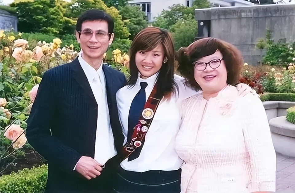 郑少秋55岁长女自杀,官晶华回应:秋哥心情未平复,遗产给生母_腾讯新闻