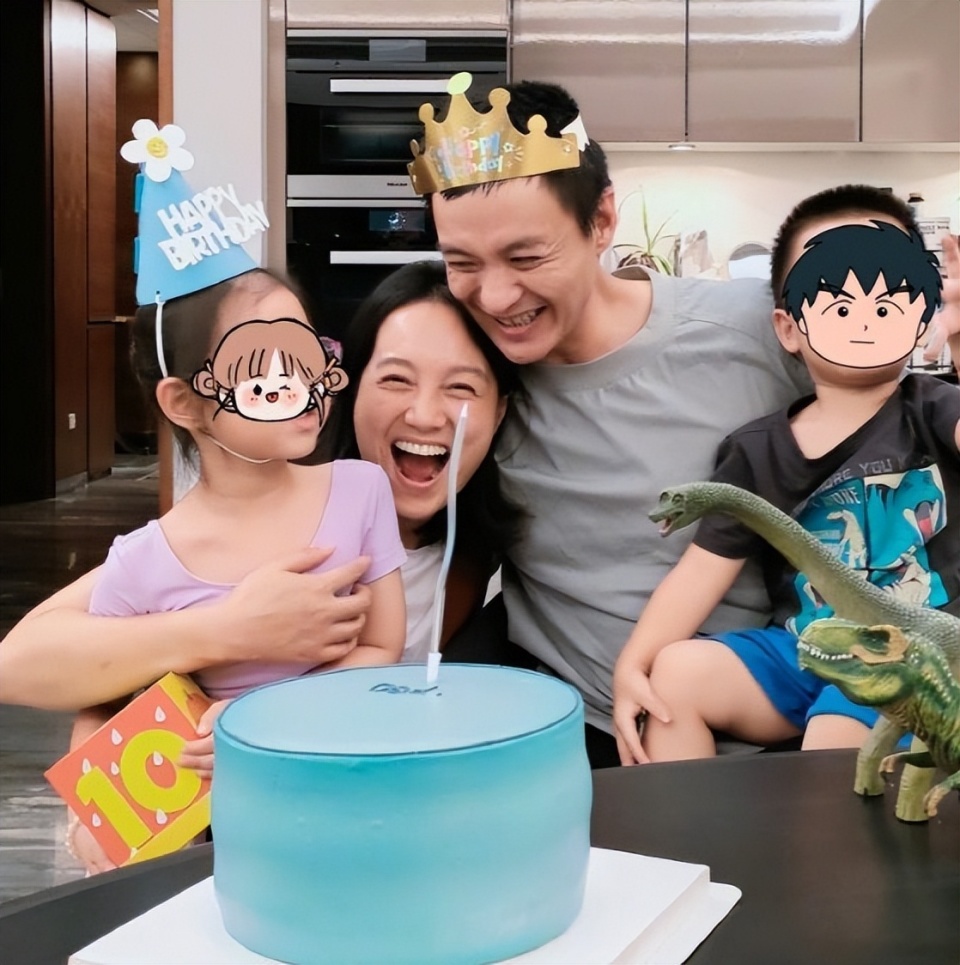 朱丹晒老公儿子秀幸福,甜喊"我的两个帅小伙",小小围戴眼镜了