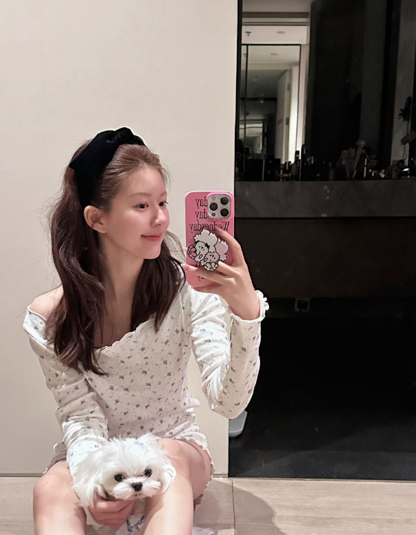 "赵露思"晒素颜自拍,皮肤状态超好,姐姐也太漂亮了吧!