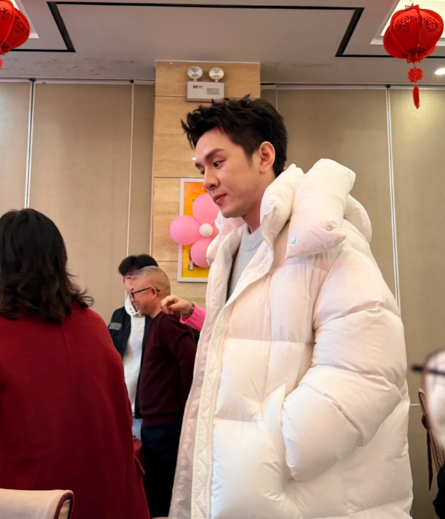 李佳琦回湖南，年初三跟媽媽走親，打扮清爽貴氣身高看着有180 - 