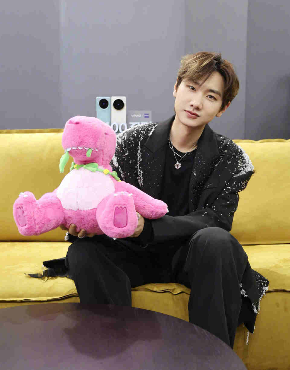 相比许嵩毕业于安徽医科大学,以及徐良没有系统学习过音乐,汪苏泷是这