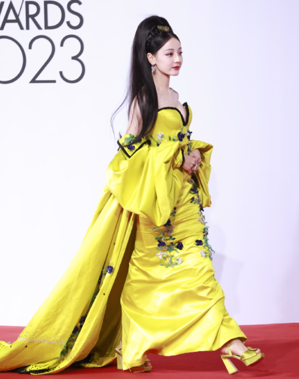 热巴红毯大翻车被嘲像泰星还疑似模仿范冰冰造型师出来内涵