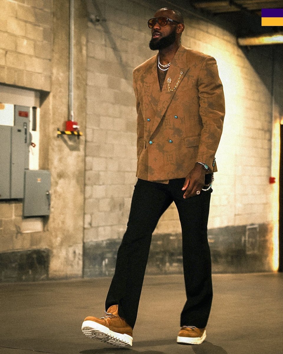 詹姆斯提前4小时霸气入场大金链子新发型抢镜今日有望父子同台