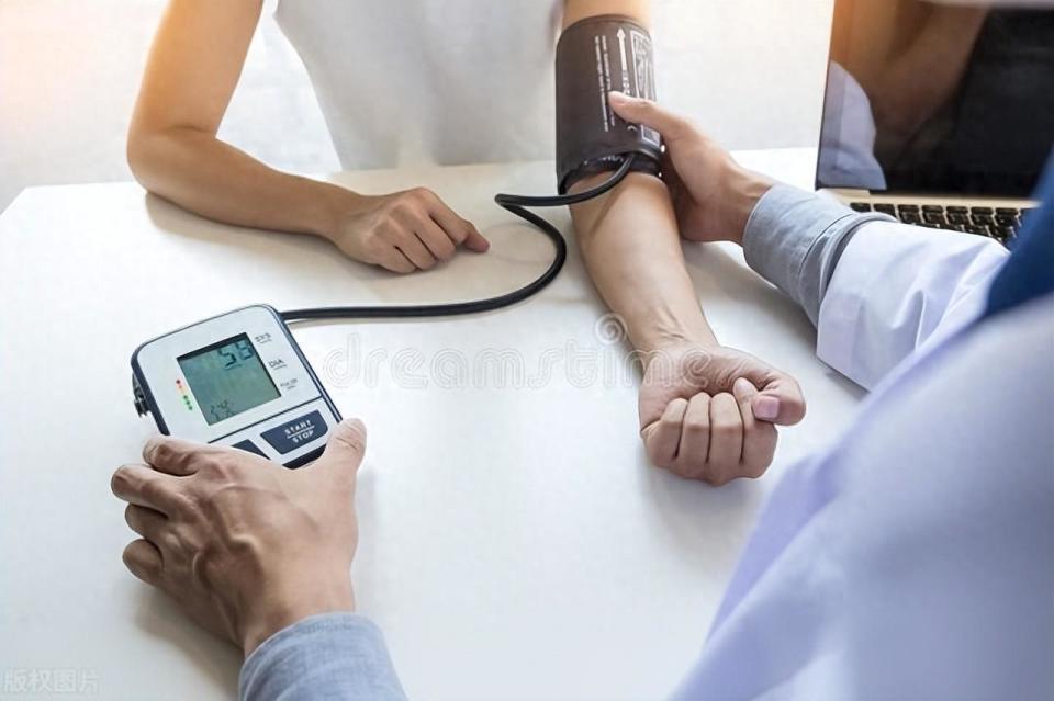 测量血压位置图片