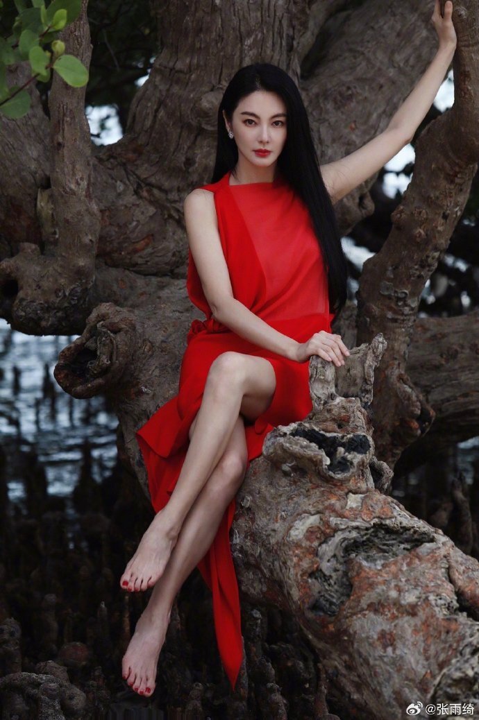 张雨绮晒出游照穿泳装自信明艳肤白貌美超养眼