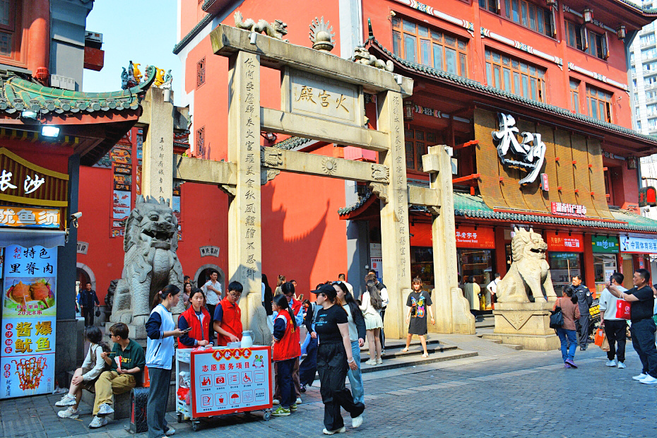 坡子街上的火宫殿,不仅是长沙市的著名特色景点,也是一家弛名中外的