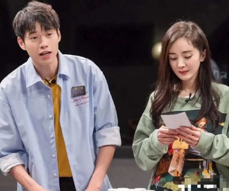 2013年魏大勋被拍到和女明星马苏在路边就餐,深夜同回别墅.