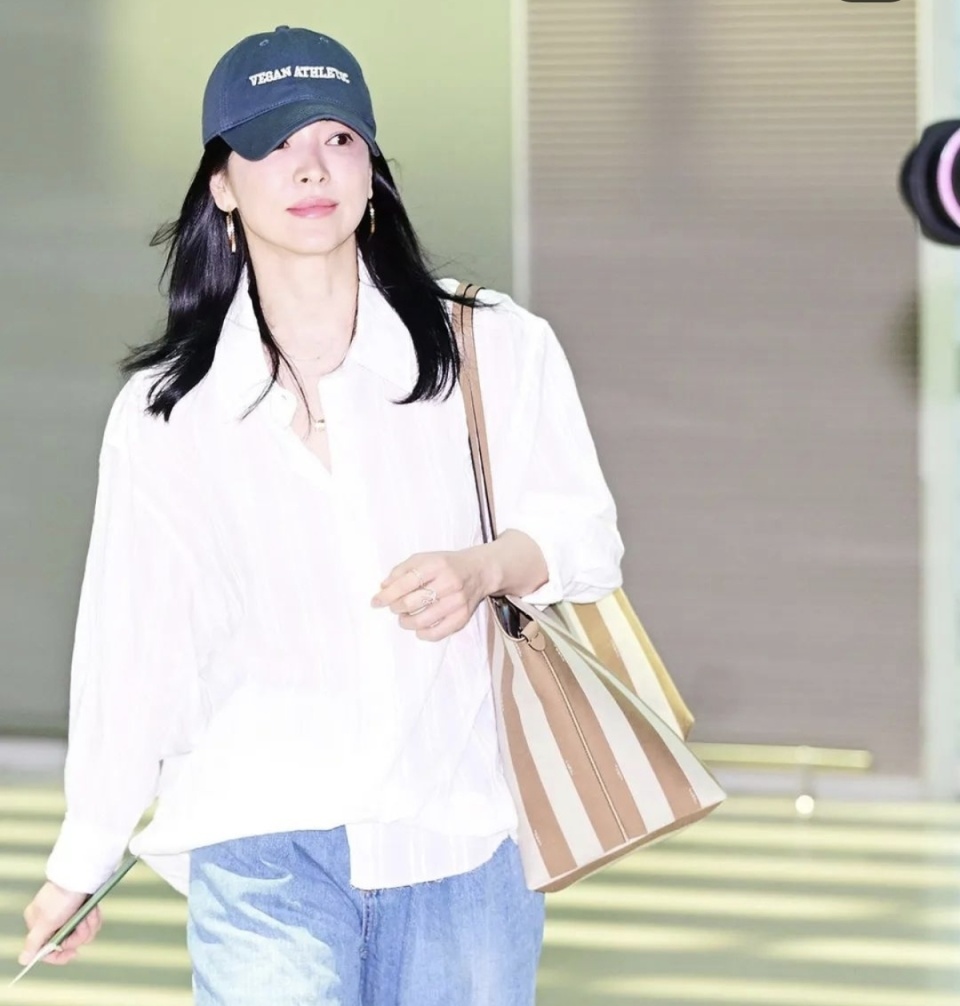 宋慧乔的机场造型,低调又时尚,散发出独特魅力