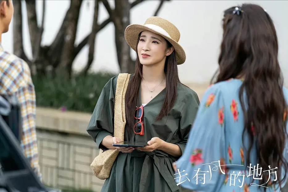 剧中,她带着女儿来找妹妹旅游,她的表演很有代入感,职场上的雷厉风行