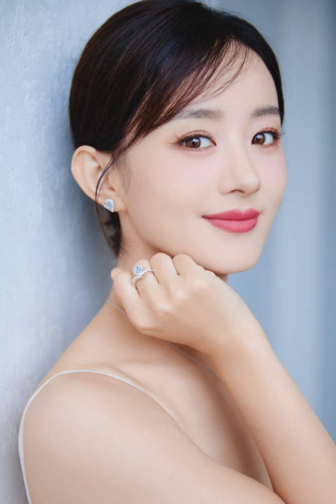 赵丽颖活动美照曝光,穿白色吊带裙优雅迷人,一颦一笑美翻了