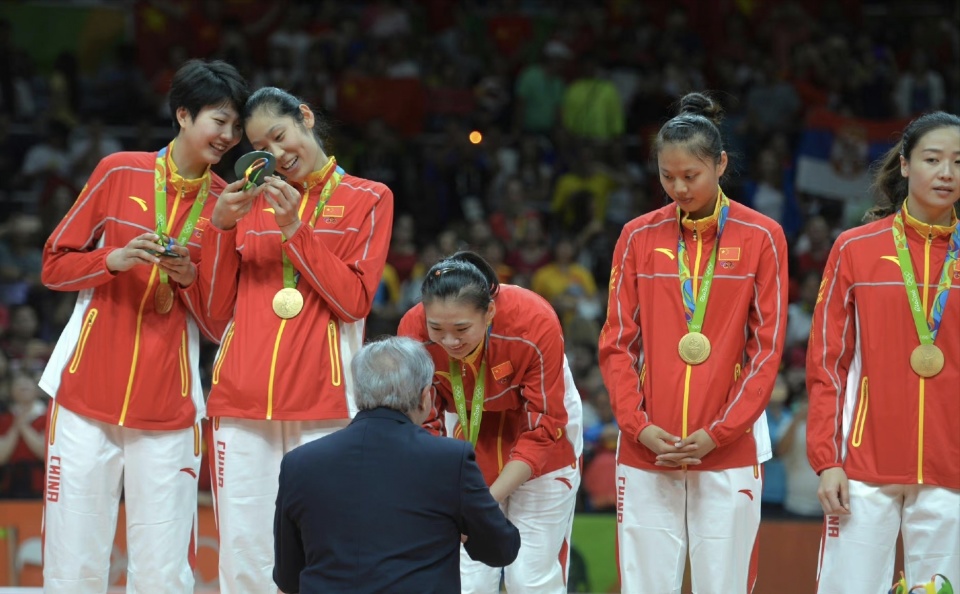 泪目!中国女排里约冠军成员张常宁四人故地同框,球迷:只差朱婷