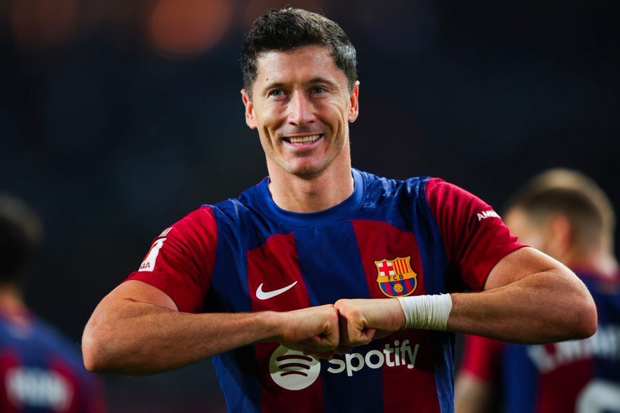 6分!莱万0球0助0过人:2场大战玩隐身,巴萨豪赌失败