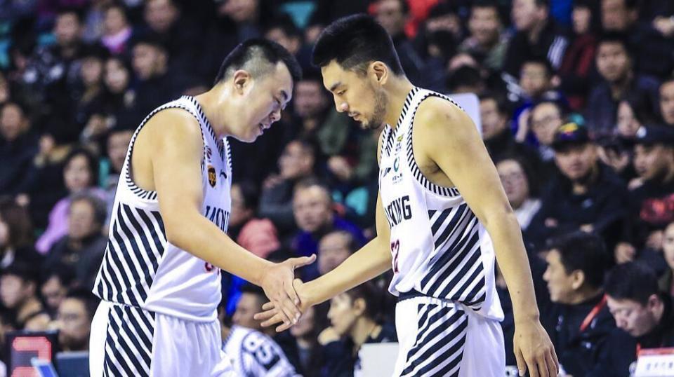 辽篮太太团!玄冥二老爱妻偶遇,两人合照落落大方,共为孩子购物