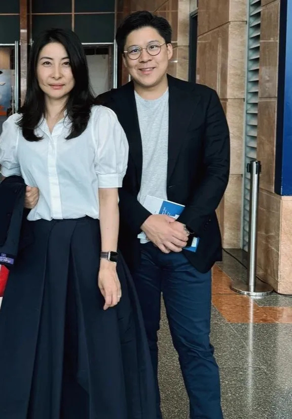 郭晶晶看展被偶遇,背百元编织袋接地气,私下对霍启刚称呼太甜蜜