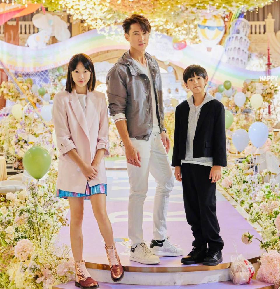 吴尊晒与妻子28年前的同框照,女儿跟妈妈年轻时一模一样_腾讯新闻