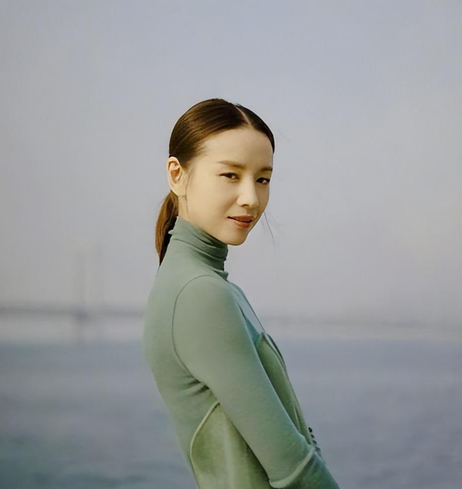 又矮又瘦的董洁算大美人吗?看看她跟秦岚,李小冉合照就知道了