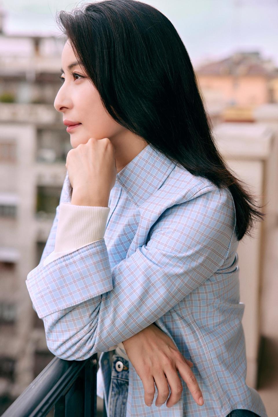 42岁郭晶晶亮相米兰时装周,优雅大气不摆高架子,用英文侃侃而谈