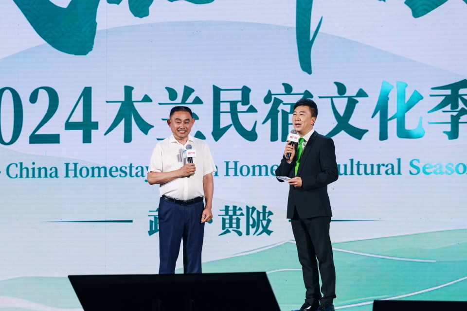 武汉歌舞剧院重磅出品的《盛世欢歌》,《橘颂》等精彩文艺节目,为现场