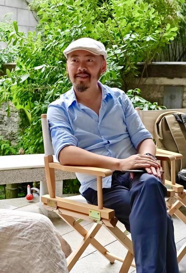 张琪2001年毕业于湖北美术学院,早年师从李正文教授学习陶艺,毕业后在
