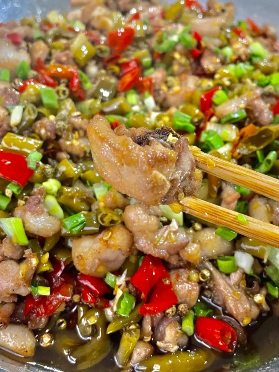 成都的“顶流”泡椒兔，3人花100元，兔肉细嫩、香辣浓郁，巨好吃_腾讯新闻