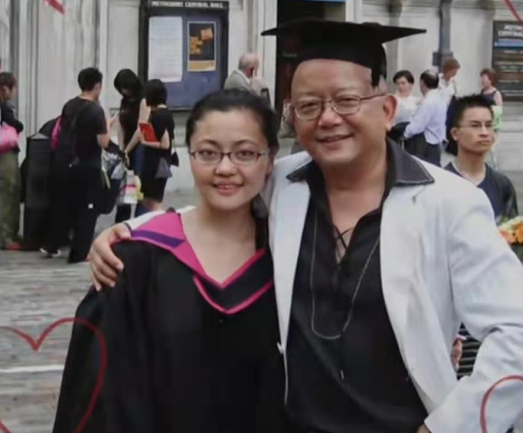 王刚乘豪车携妻儿吃火锅小20岁老婆素颜朴素14岁儿子高大壮硕