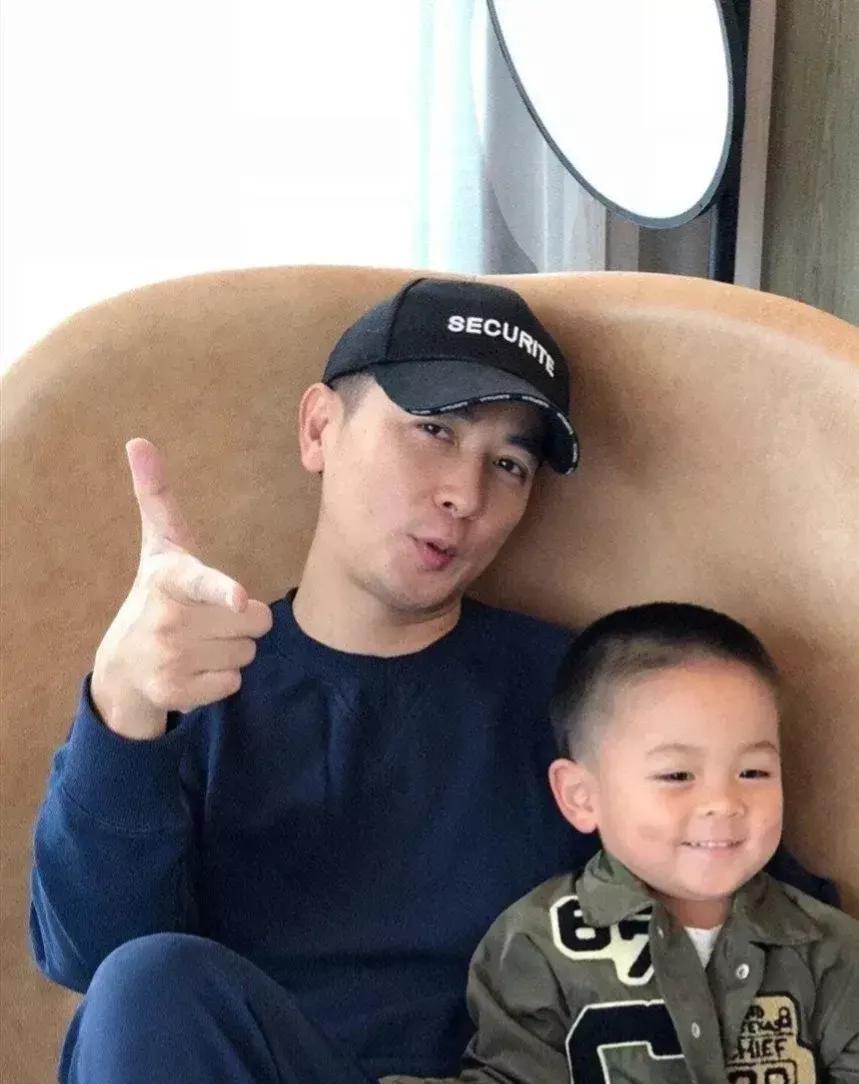 保剑锋为老婆庆54岁生日一家三口到云南旅游8岁儿子罕见出镜