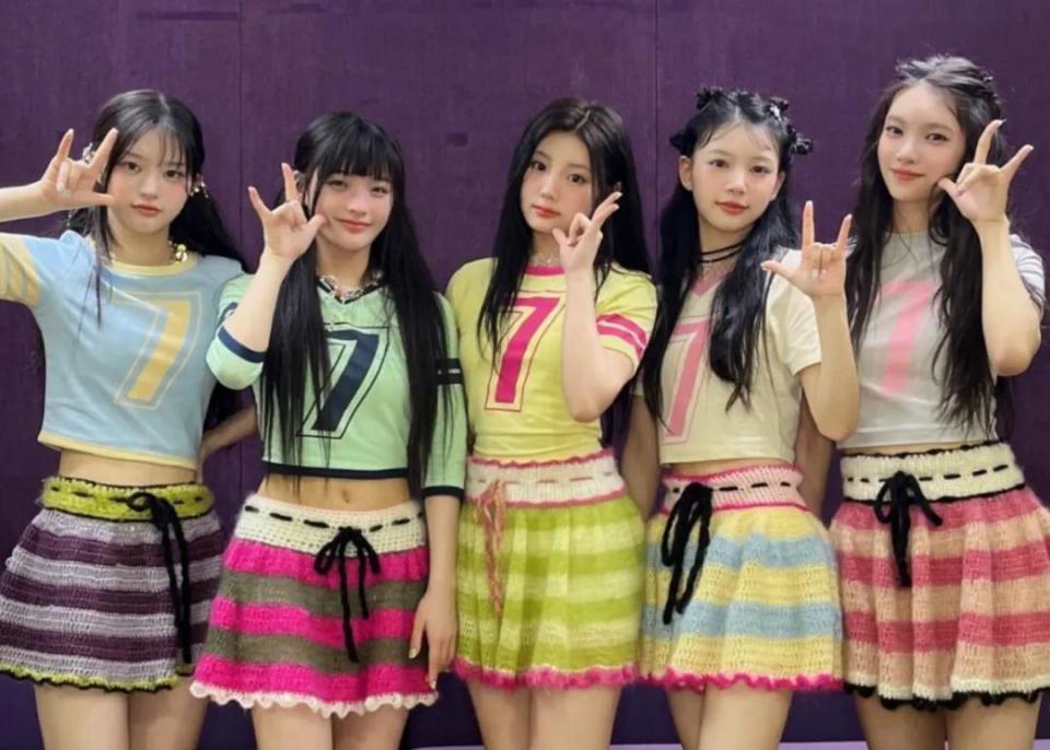 韩国女团造型又惹争议,让未成年人穿透明裙子,一上台根本遮不住