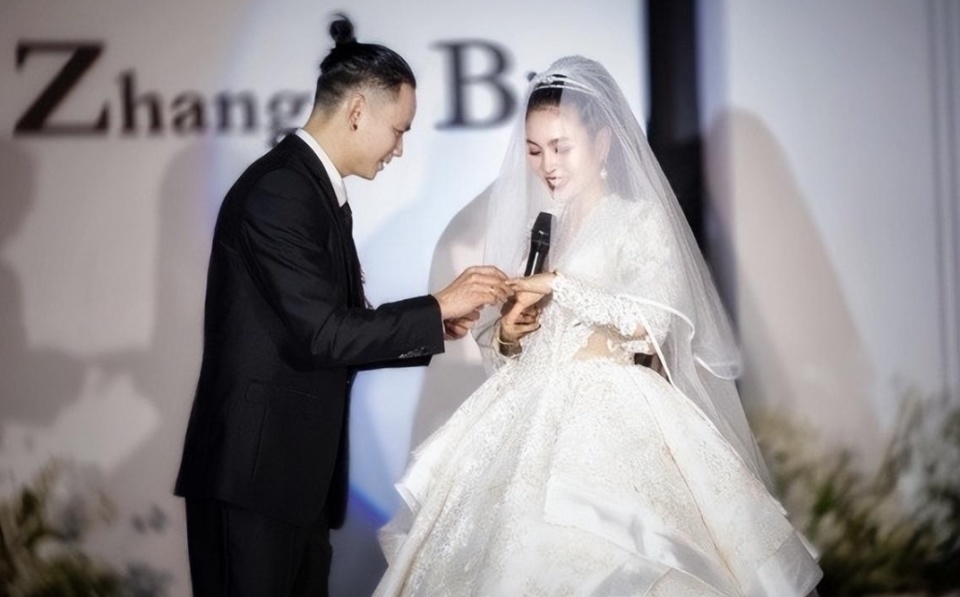 歌手张恒远去世两周年，毕夏前往墓地祭拜，这两年她过得并不好_腾讯新闻