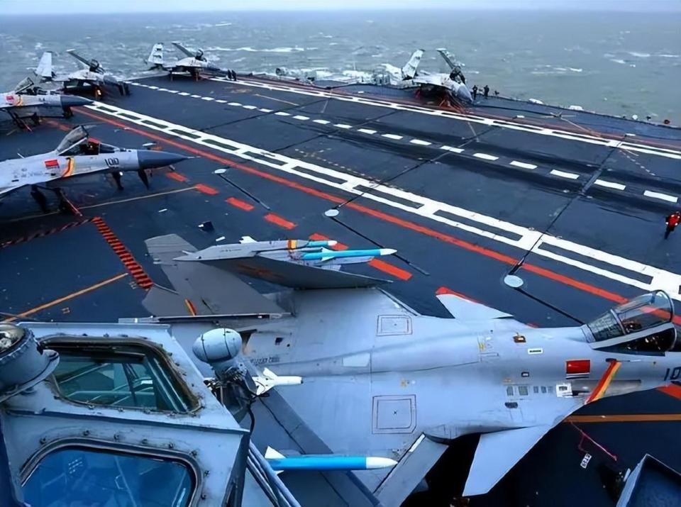 国产歼-15d首次公开亮相,将全面补齐航母舰载机板块_腾讯新闻