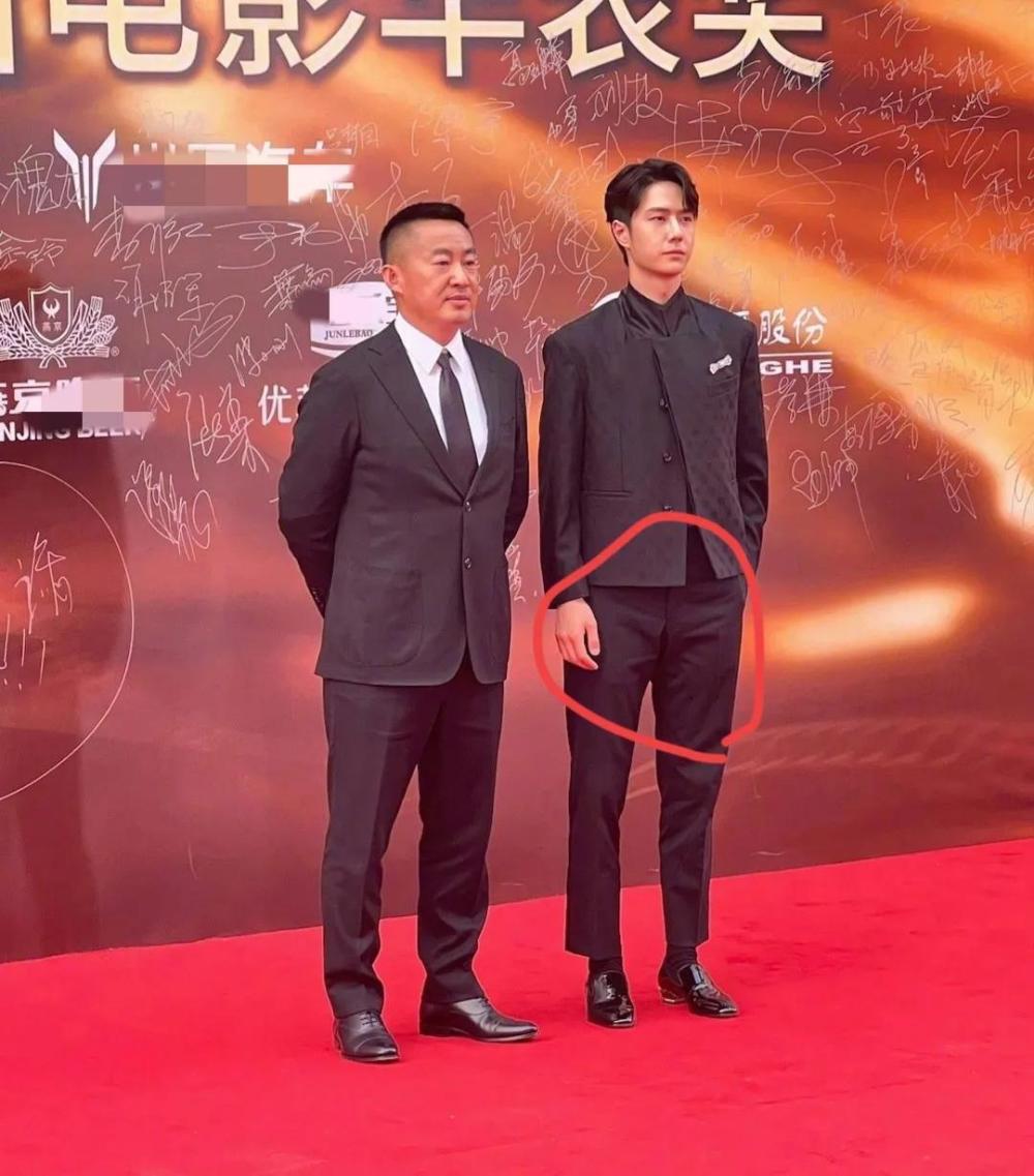 男星华表奖红毯状态:谢霆锋油腻,陈伟霆发胖,王一博裤裆开线了_腾讯