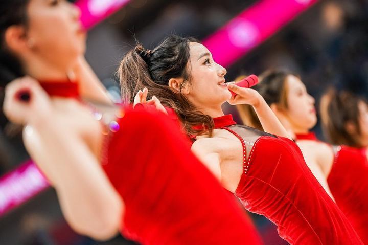 wcba赛场上这支啦啦队追光春天最燃的甜