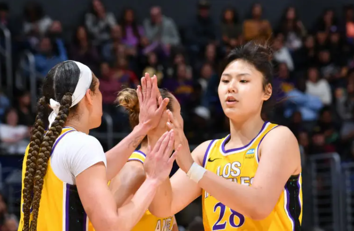 李月汝2分6板表现超库里教妹,女库里空砍30 5 6扎心