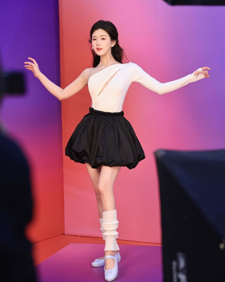 赵露思女神节出图赢麻了,练瑜伽秀身材,再次曝光豪宅